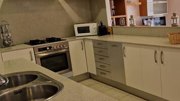 Een koelkast, een microgolfoven, een oven, een vaatwasser