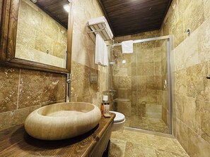 Economy-Zimmer | Badezimmer | Dusche, Regendusche, kostenlose Toilettenartikel, Haartrockner