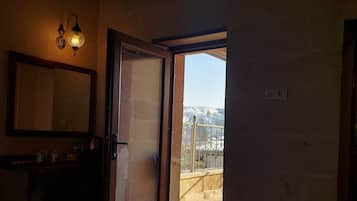 Traditional Room,Terrace, Valley View | Individuell inredning, strykjärn/strykbräda, gratis wi-fi och sängkläder