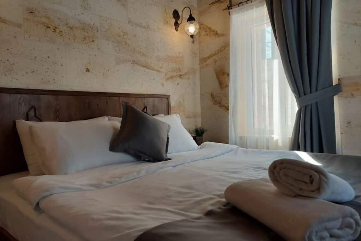 Individually decorated, iron/ironing board, free WiFi, bed sheets