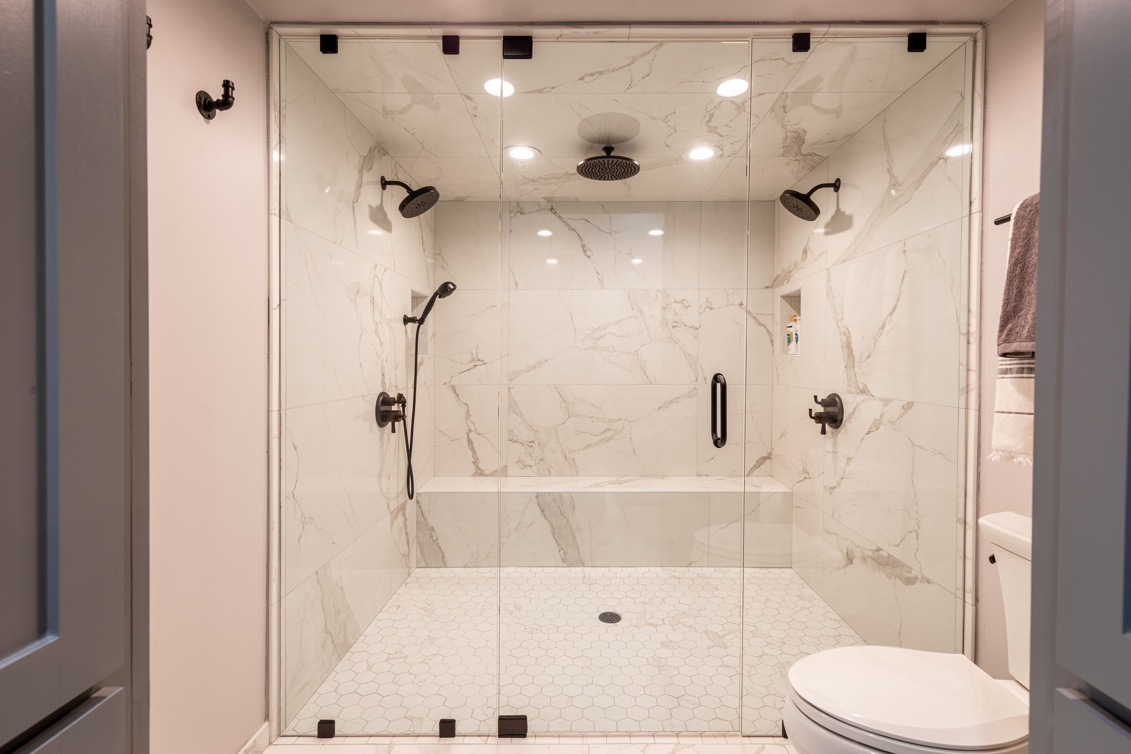 Douche, sèche-cheveux, serviettes fournies, savon