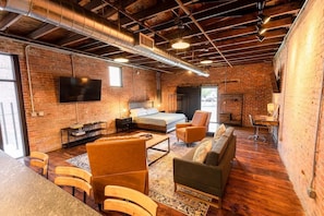 1 bedroom, desk, iron/ironing board, free WiFi - Newly renovated studio apartment in downtown Ruston, La! (Ruston)