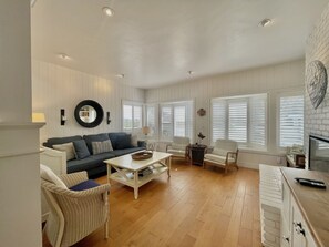 智能电视、壁炉、书、立体声音响