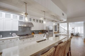 冰箱、微波炉、烤箱、炉灶