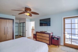 4 bedrooms, desk, iron/ironing board, travel cot