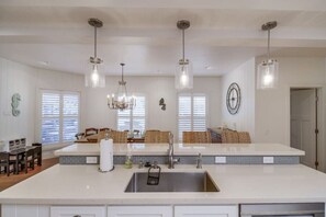 冰箱、微波炉、烤箱、炉灶