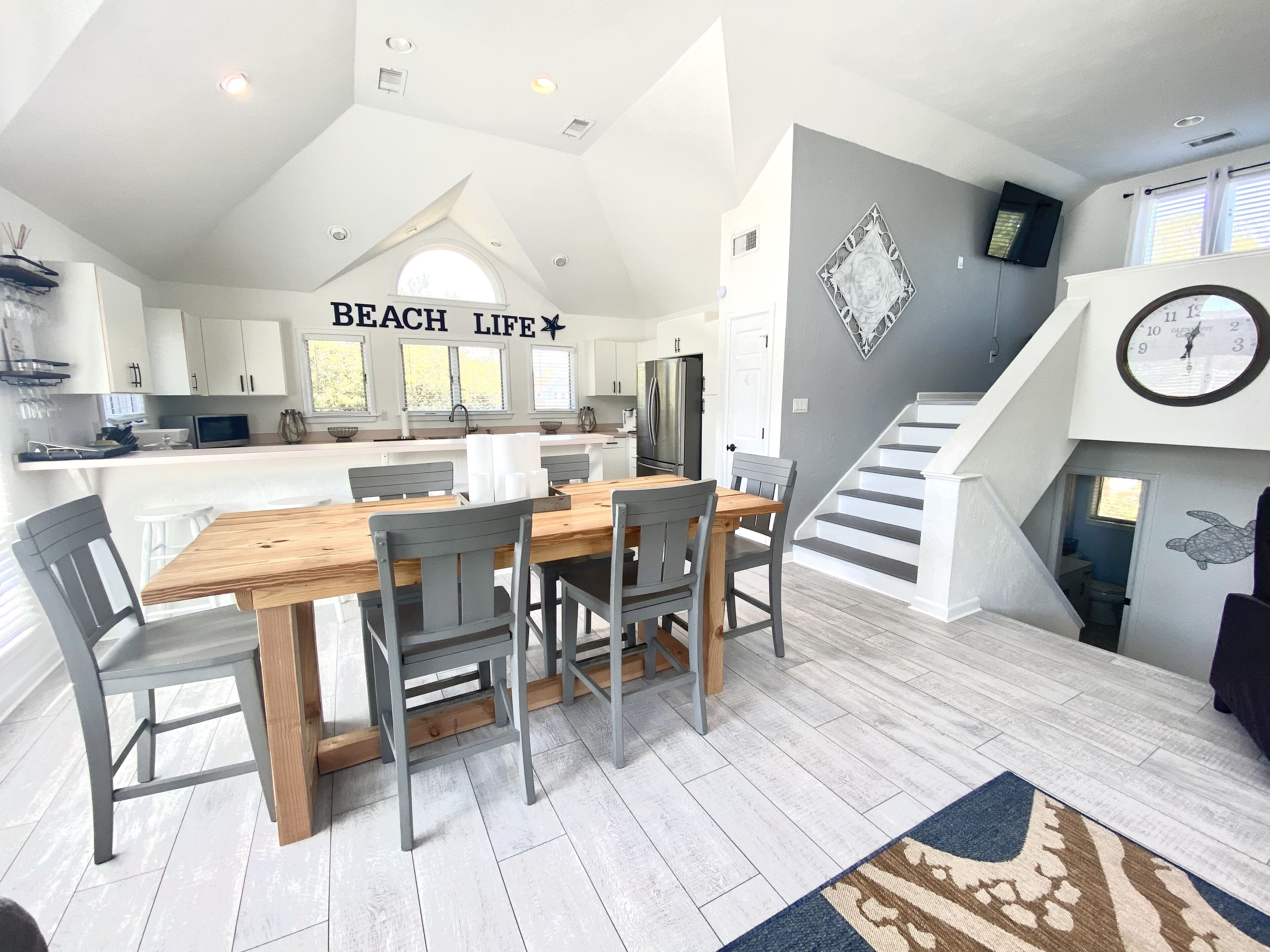 Family Beach House, 5 min walk to the beach! Hot tub! Pet friendly! Beach side!