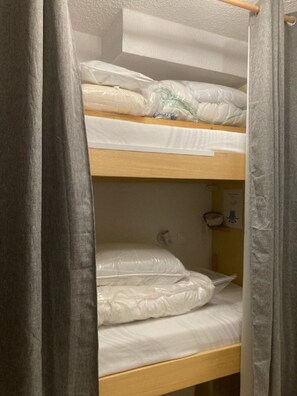 2 bedrooms, travel cot, WiFi