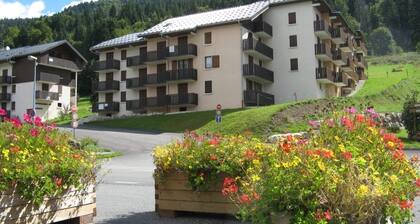 warm apartment at the foot of the slopes and in the heart of the village