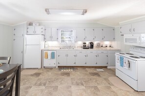 Kylskåp, mikrovågsugn, ugn och spishäll