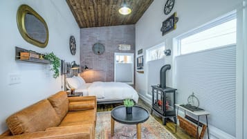 Casa de campo luxo, 1 cama Queen, vista para o pátio | Banheiro | Chuveiro, ducha de hidromassagem, produtos de toalete de grife