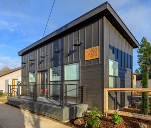 Deluxe Cottage, 1 Queen Bed, Courtyard View | Premium bedding, memory-foam beds, individually decorated - The Boutique Retreat (McMinnville)