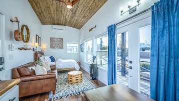 Casa de campo Deluxe, 1 cama de matrimonio, vistas al patio | 1 dormitorio, ropa de cama de alta calidad, colchones viscoelásticos