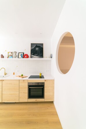 Een koelkast, een oven, een kookplaat, een koffiezetapparaat/waterkoker