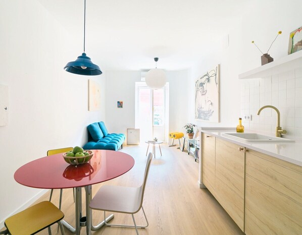 Een koelkast, een oven, een kookplaat, een koffiezetapparaat/waterkoker