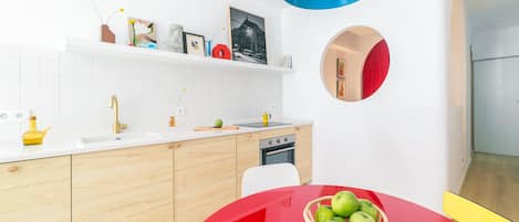 Kjøleskap, ovn, kokeplater og kaffetrakter/tekoker