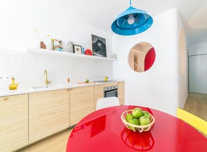 Een koelkast, een oven, een kookplaat, een koffiezetapparaat/waterkoker