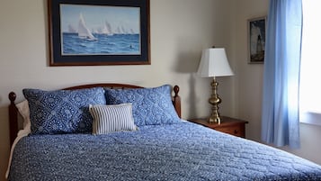 3 bedrooms, desk, iron/ironing board, travel cot