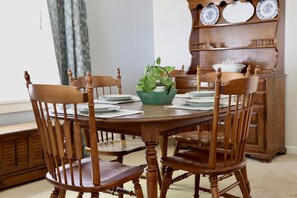 Dining - House located in downtown Frankfort • 5 blocks from Lake Michigan! (Frankfort)