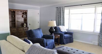 House located in downtown Frankfort âą 5 blocks from Lake Michigan!