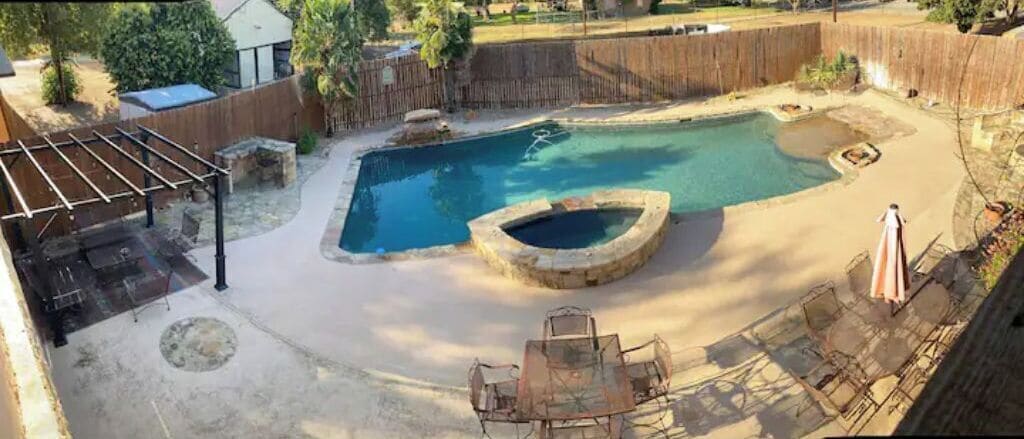 the pool is wonderful for small or big groups, spa does not have heat