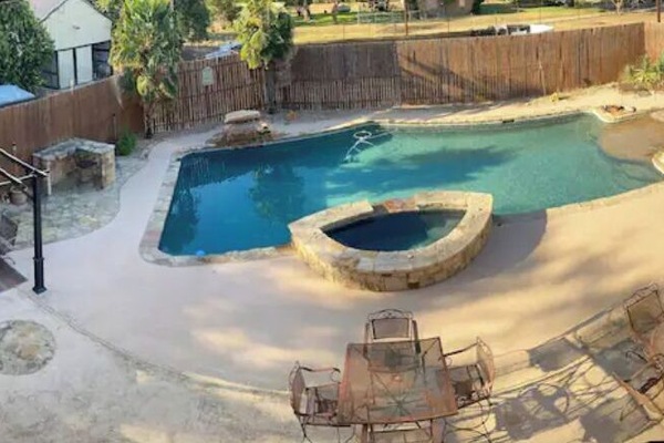 the pool is wonderful for small or big groups, spa does not have heat