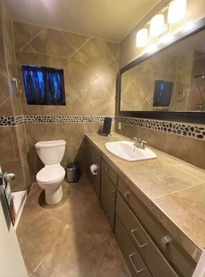 Duschwanne, Haartrockner, Handtücher, Seife