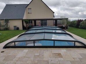 Piscine intérieure, piscine extérieure