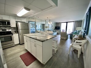 Condo, 3 Bedrooms | Private kitchen | Oven