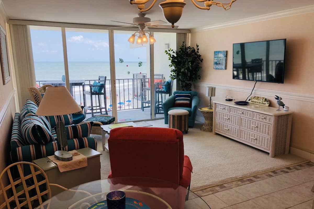 Condo, 3 Bedrooms | Living room