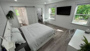 3 quartos, escrivaninha, ferros/tábuas de passar roupa, berço de viagem