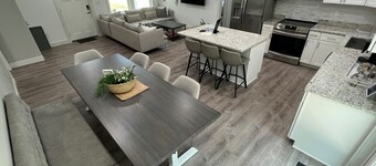 Gardner Lake 2 Queen/1King/2 Bath/Laundry- Private