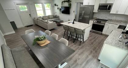 Gardner Lake 2 Queen/1King/2 Bath/Laundry- Private