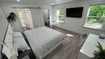 3 bedrooms, desk, iron/ironing board, travel crib