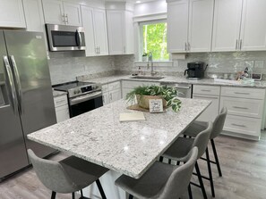 Fridge, microwave, oven, stovetop - Gardner Lake 2 Queen/1King/2 Bath/Laundry- Private (Salem)