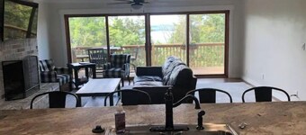 Great retreat!  Close to lake and marina