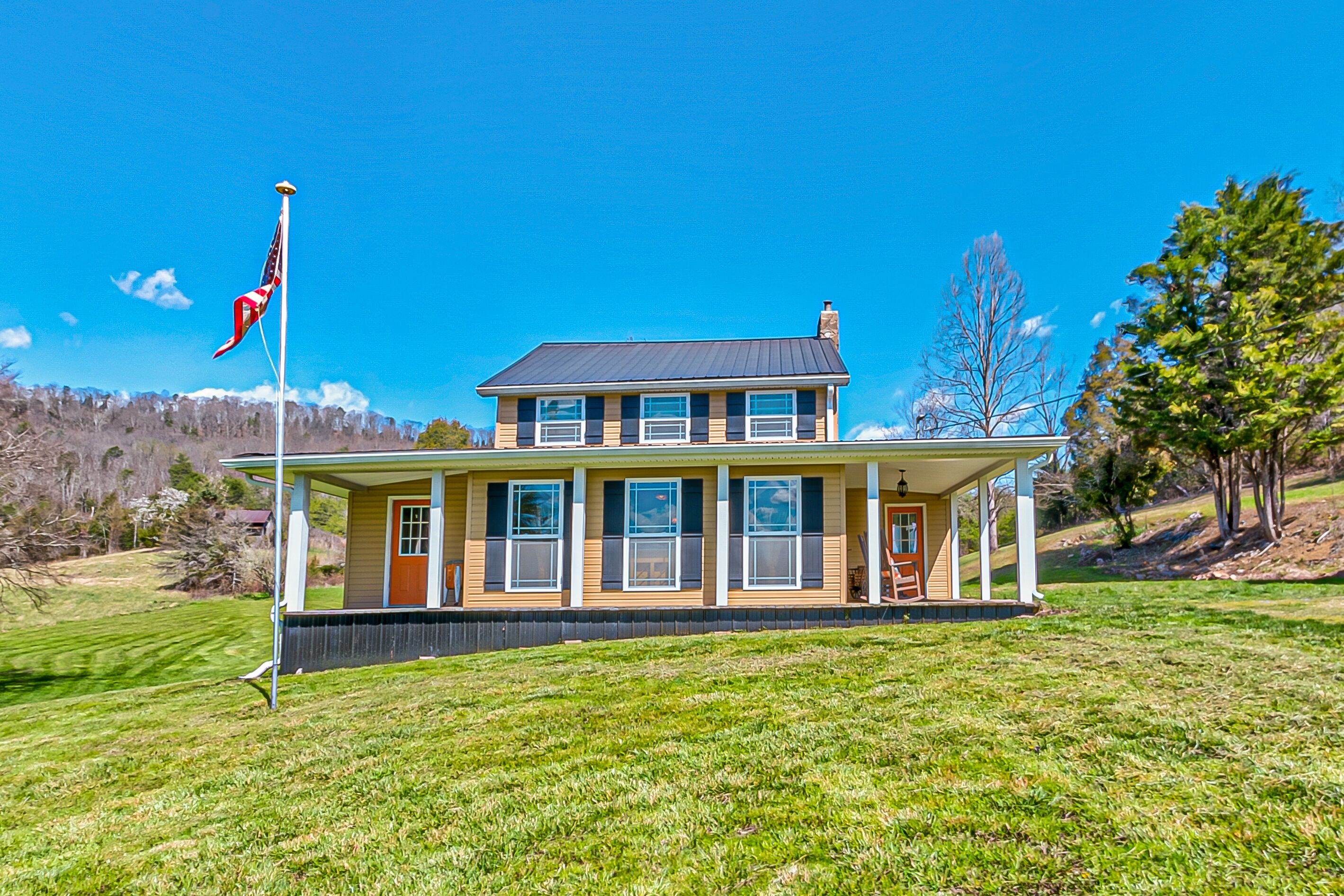 Bonnie Blue Farmhouse: Charming home in rural TN!