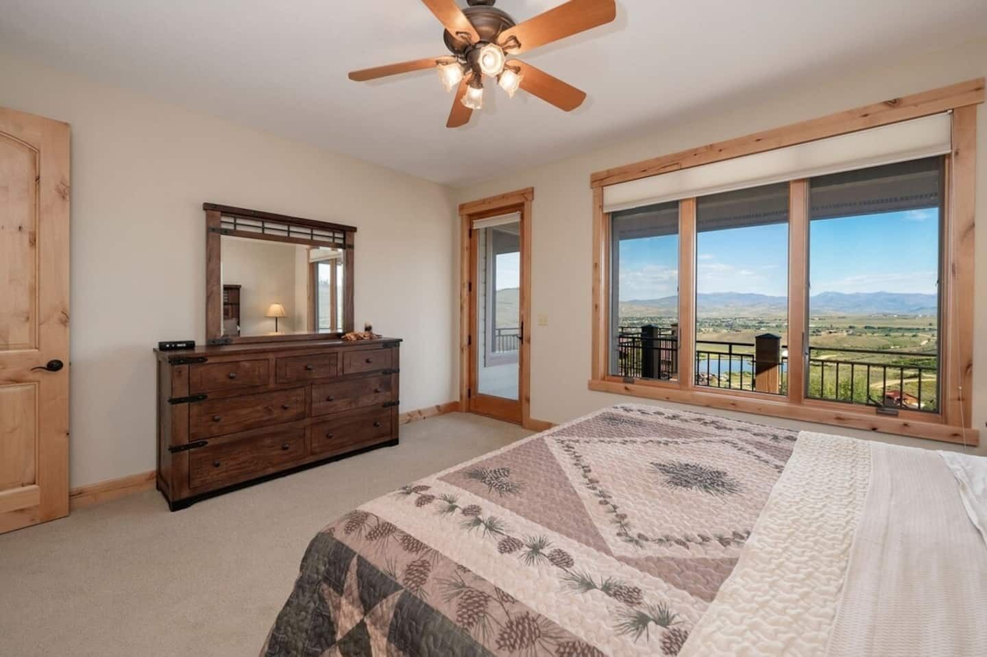 4 bedrooms, desk, iron/ironing board, travel crib