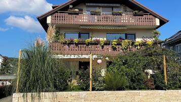 Douche, sĂšche-cheveux, serviettes fournies, savon