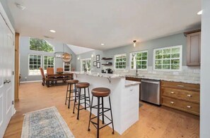 Fridge, microwave, oven, stovetop - Private 3 Bedroom Home in Gated Community (Monteagle)