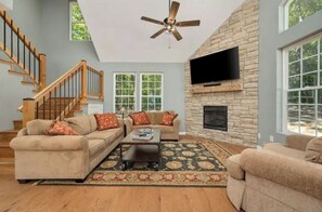 Smart TV, fireplace, video games, books - Private 3 Bedroom Home in Gated Community (Monteagle)