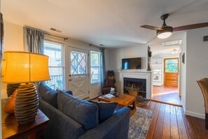 Smart-TV, peis, DVD-spiller og bøker