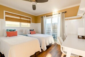 3 quartos, ferros/tábuas de passar roupa, berço de viagem
