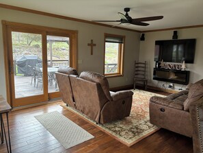 TV connectée, cheminée, baby-foot, livres