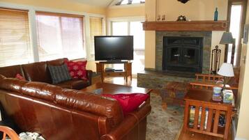 Rumah (Coolidge Falls 18B, Lincoln) | Eksterior