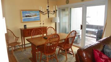 Rumah (Coolidge Falls 18B, Lincoln) | Eksterior