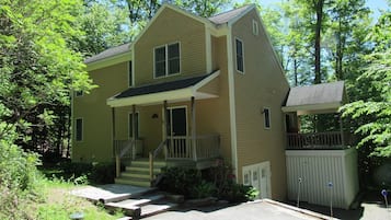 House (Forest Ridge 8C, Lincoln) | Bahagian luar