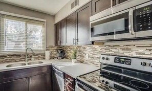 Private kitchen - Cozy Townhome in ❤ of OldTown Scottsdale (Scottsdale)