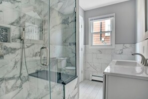 Baignoire, serviettes fournies, papier toilette