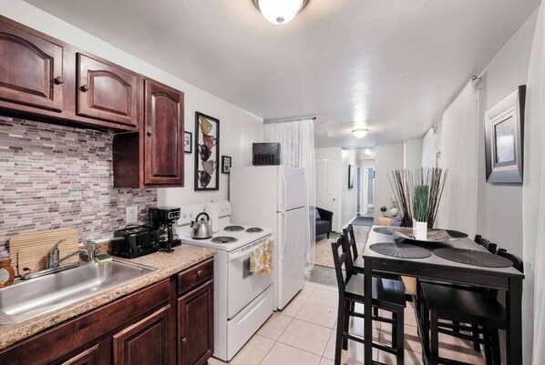 Refrigerador, microondas, horno y parrilla de estufa 